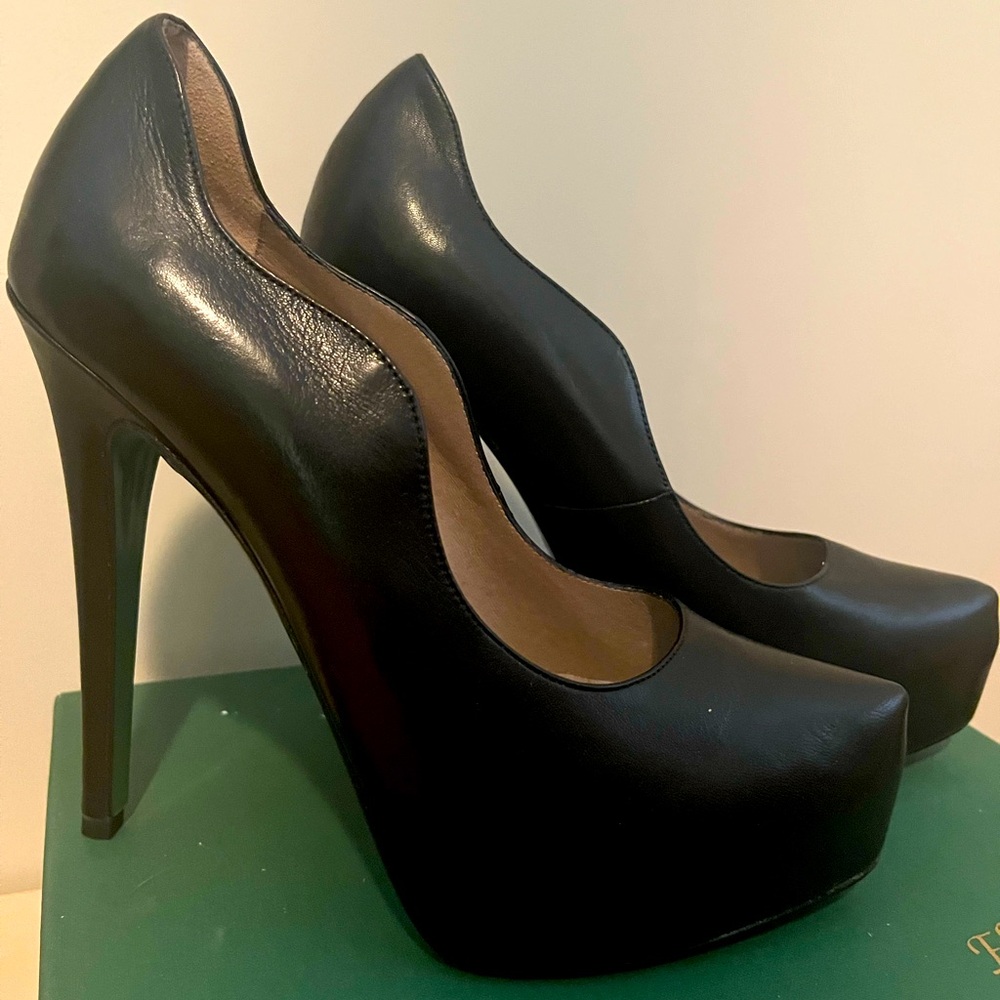 BRAND NEW. LISA F PLINER. . Black leather, heels. Made in Florence Italy.